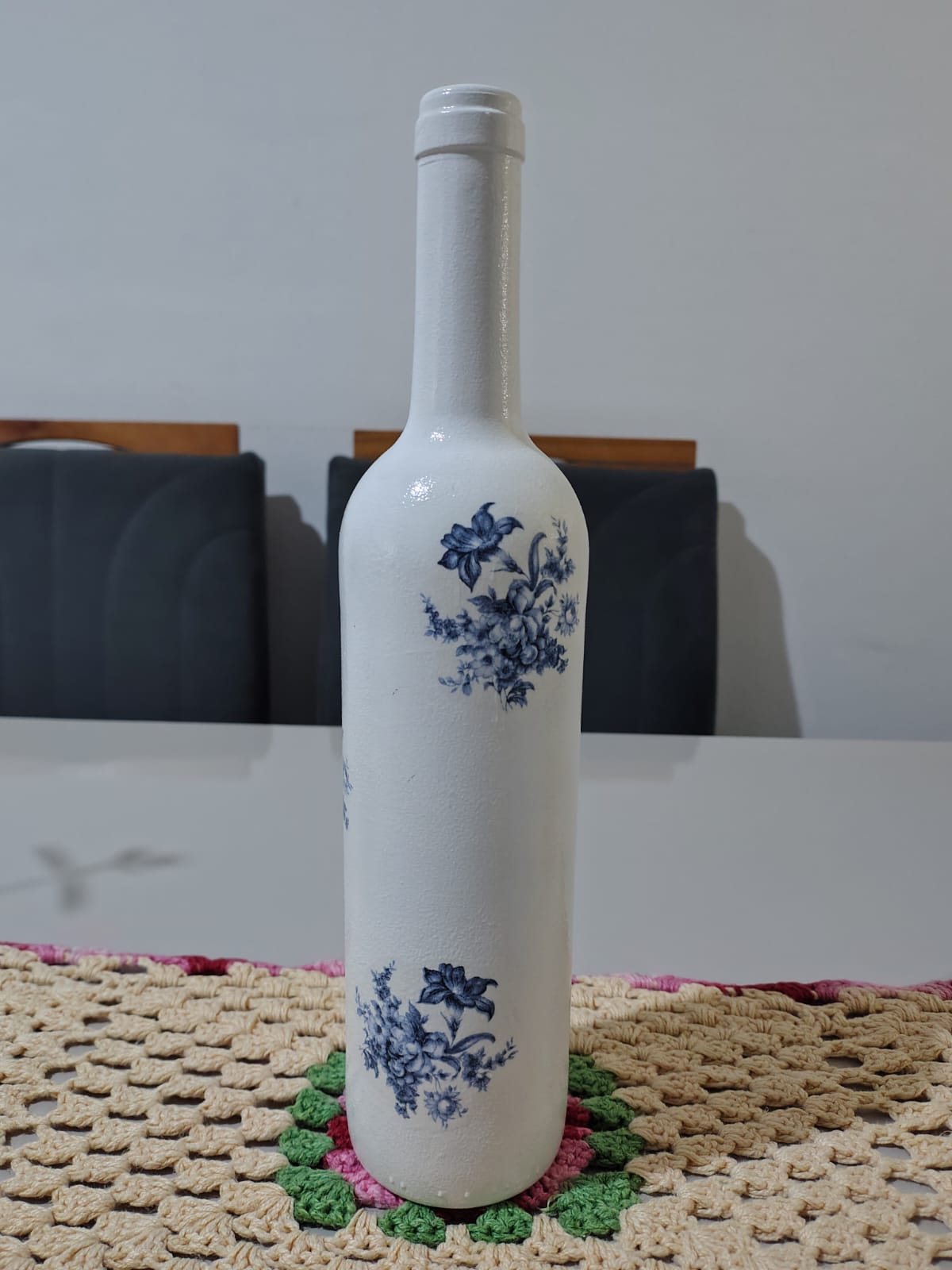 Garrafa branca decorada com motivos florais azuis