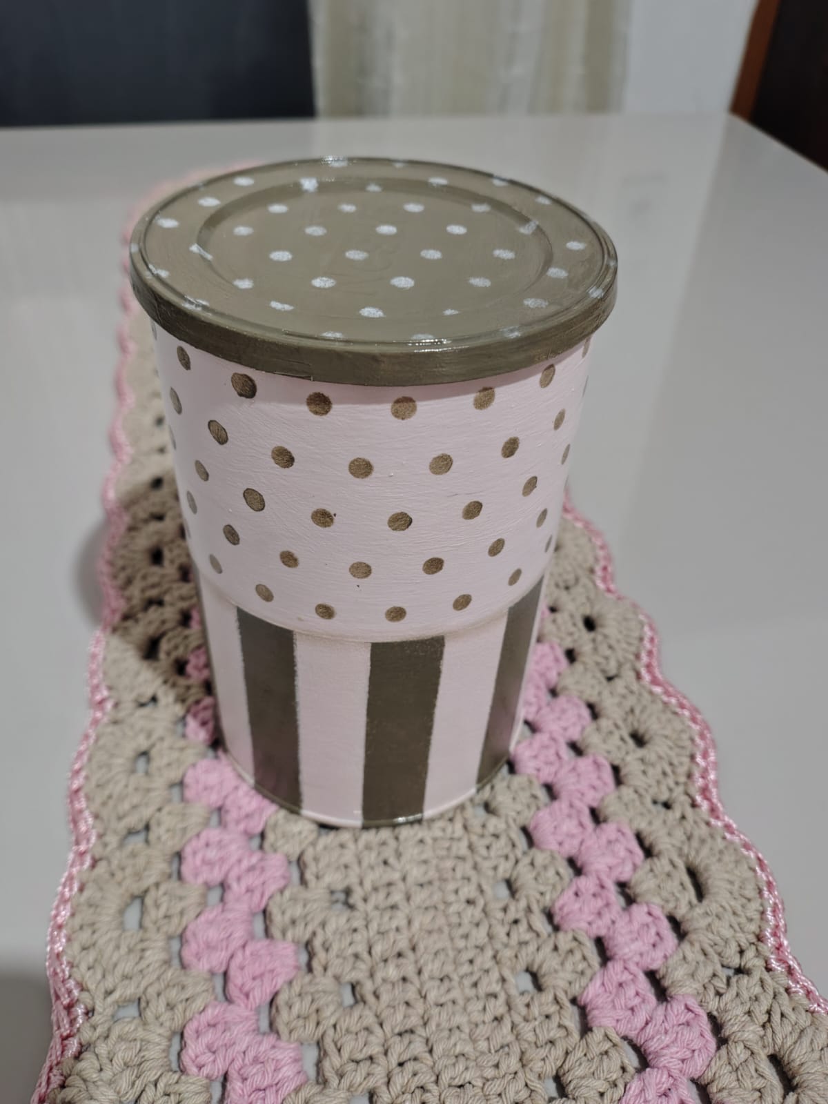 Pote com tampa, decorado em rosa com poás e listras